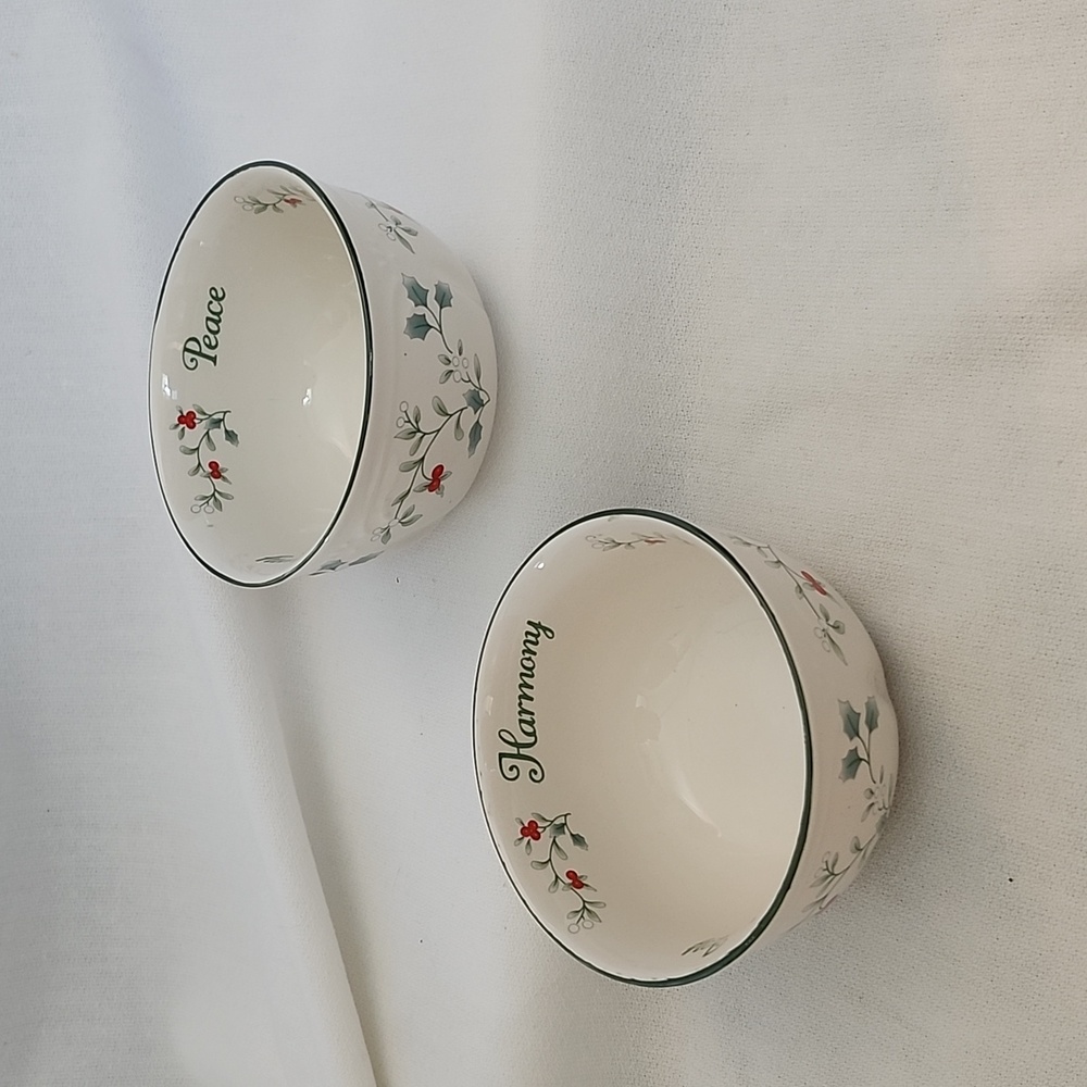 EUC Pfaltzgraff Winterberry Desert Bowl  with Joy, Peace, Harmony Script